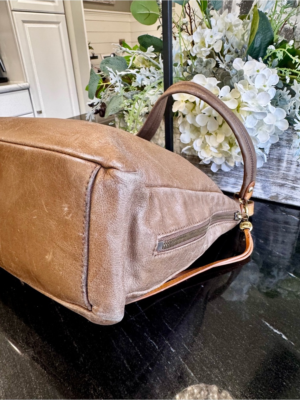 HOBO Delilah Vintage Hide Leather Shoulder Bag Brown/Taupe - Picture 7 of 13